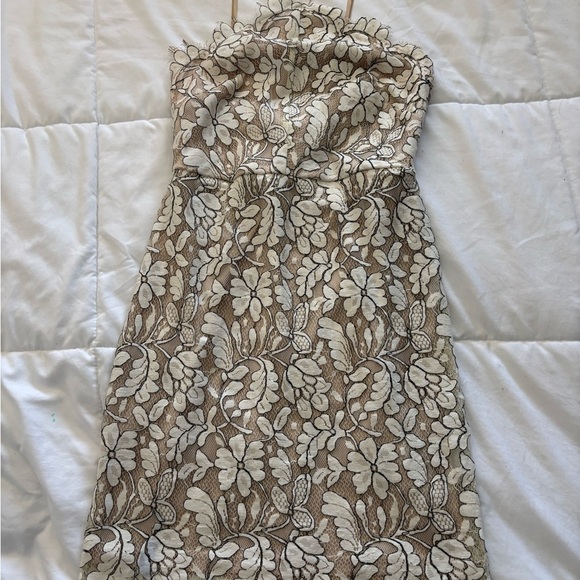 Aakaa Women’s Elegant Floral Lace Tan and Cream  Backless Dress size Small - Picture 15 of 15